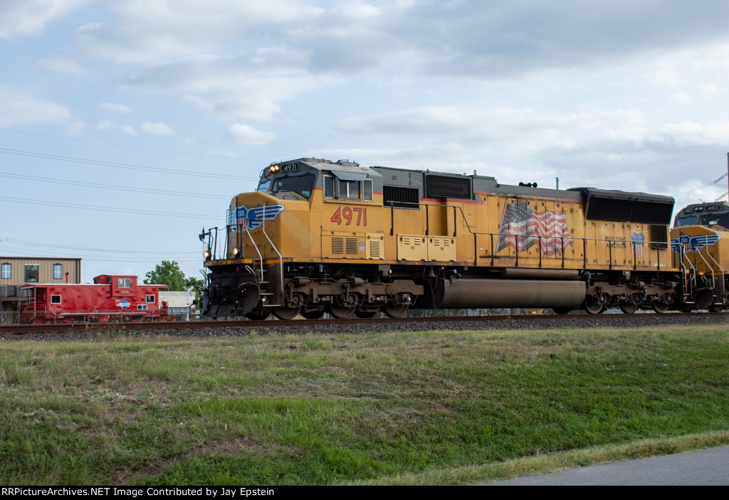 UP 4971 passes a MoPac caboose on display at the Rosenberg Railroad Museum